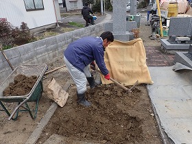 土を掘って根切り