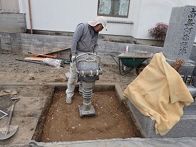 砕石を入れてランマーで突き固めます