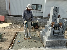 バイブレーターでしっかり空気を抜いて強い基礎コンクリートを作ります