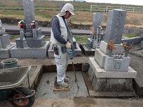 バイブレーターでしっかり空気を抜いて強い基礎コンクリートを作ります