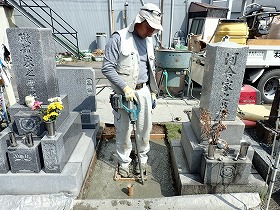 バイブレーターでしっかり空気を抜いて強い基礎コンクリートを作ります