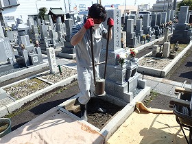 手ダコで突き固めます