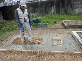 バイブレーターでしっかり空気を抜いて強い基礎コンクリートを作ります