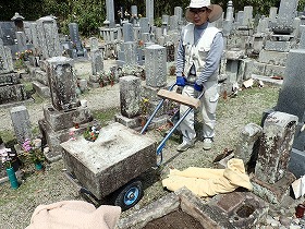 ２輪車で運び出します