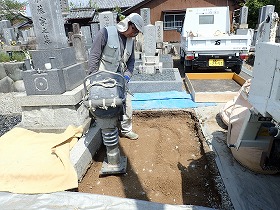 砕石で目つぶしをしてランマーで突き固めます