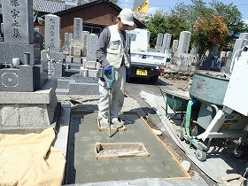 バイブレーターでしっかり空気を抜いて強い基礎コンクリートを作ります