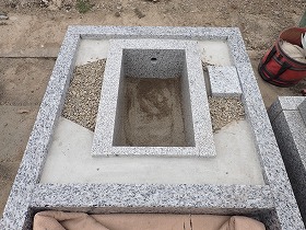 岡崎産の足助御影の外柵基礎石と御影石納骨室