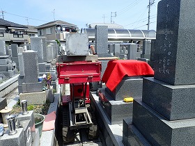 運搬車で運んで持ち上げて組みます