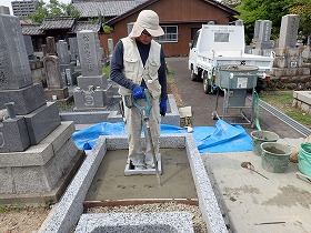 バイブレーターでしっかり空気を抜いて強い基礎コンクリートを作ります