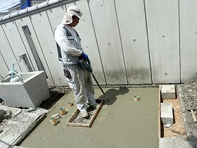 バイブレーターでしっかり空気を抜いて強い基礎コンクリートを作ります