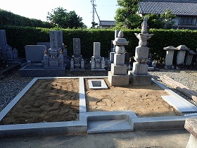 御影石納骨室と境の石