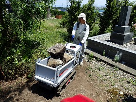 間知石も小型運搬車で運びます