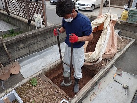 手ダコで突き固めます