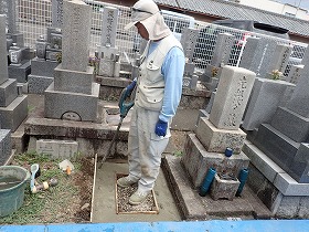 バイブレーターでしっかり空気を抜いて強い基礎コンクリートを作ります