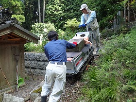 小型運搬車でお墓を運び出します