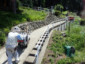 坂道を下る小型運搬車