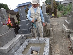 バイブレーターでしっかり空気を抜いて強い基礎コンクリートを作ります