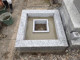 岡崎産の足助御影の外柵基礎石とお墓の基礎コンクリート