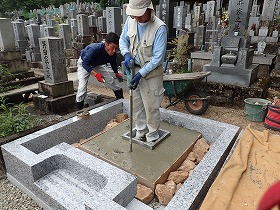 バイブレーターでしっかり空気を抜いて強い基礎コンクリートを作ります