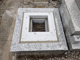 岡崎産の足助御影の外柵基礎石と一枚石の御影石納骨室