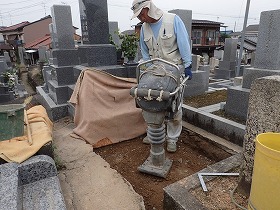 ランマーで突き固めます