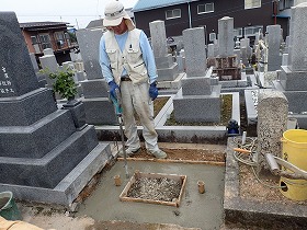 バイブレーターでしっかり空気を抜いて強い基礎コンクリートを作ります