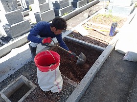 中の土を全部回収します