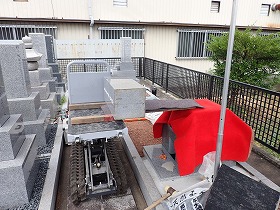 小型運搬車でお墓を建立