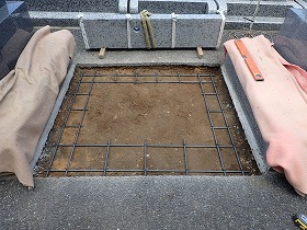 表面の土を取って固い地盤を出し、鉄筋を入れて組みます