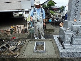 バイブレーターでしっかり空気を抜いて強い基礎コンクリートを作ります