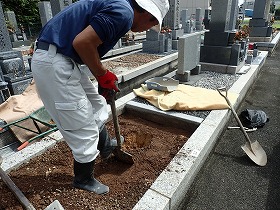 中の土を全部回収します