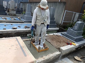 バイブレーターでしっかり空気を抜いて強い基礎コンクリートを作ります