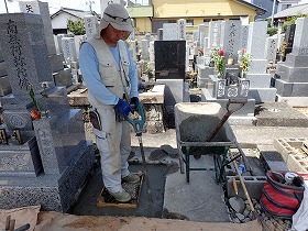 バイブレーターでしっかり空気を抜いて強い基礎コンクリートを作ります