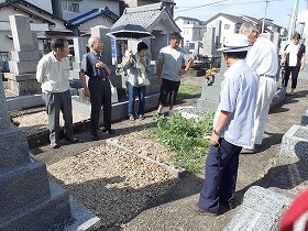 墓地委員さまと隣地の方の立ち会い