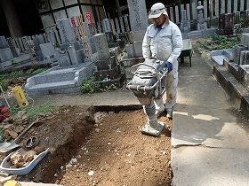 ランマーで締め固めます