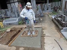 バイブレーターでしっかり空気を抜いて強い基礎コンクリートを作ります