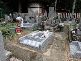 岡崎産の足助御影の外柵基礎石と御影石納骨室