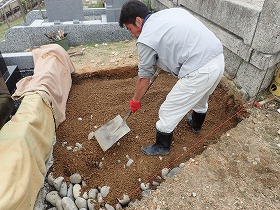 採石で目つぶしをします