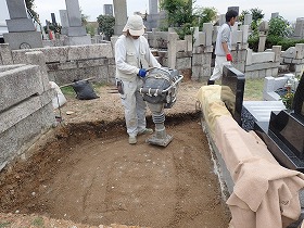 ランマーで突き固めて強い地盤を作ります