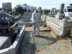 バイブレーターでしっかり空気を抜いて強い基礎コンクリートを作ります