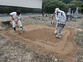 砕石で目つぶしをして、ランマーで突き固めます