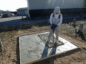 バイブレーターでしっかり空気を抜いて強い基礎コンクリートを作ります