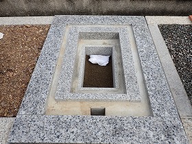 岡崎産の足助御影の外柵基礎石と御影石納骨室