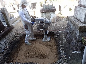 砕石を目つぶしに入れてランマーで突き固めます