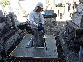 バイブレーターでしっかり空気を抜いて強い基礎コンクリートを作ります