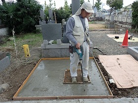 バイブレーターでしっかり空気を抜いて強い基礎コンクリートを作ります