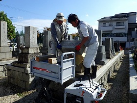 小型運搬車を使って回収