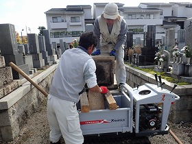 小型運搬車でお墓を回収２