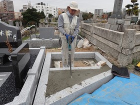 バイブレーターでしっかり空気を抜いて強いコンクリートを作ります