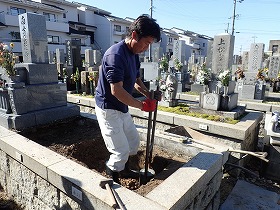 手ダコで突き固めます